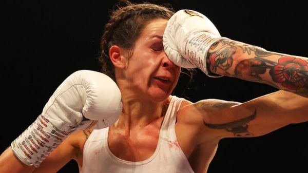 Необычный нокаут в женском боксе: непобежденная чемпионка «заснула» от удара, стоя на ногах