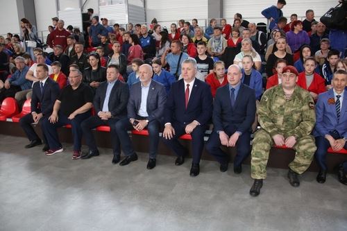 
<p>                                Турнир, посвященный Дню Победы в Великой Отечественной Войне собрал в Новосибирске более 350 юных самбистов</p>
<p>                        